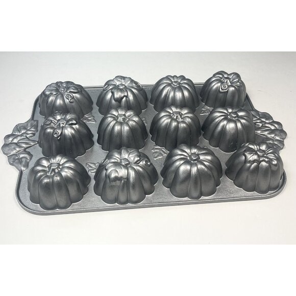NORDIC WARE USA 12 Cakelet Cupcake Bundt Muffin PUMPKIN PATCH PAN 6 Cup 1.4L EUC - Picture 2 of 6